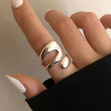 Cristina - Anillo Ancho Ondulado